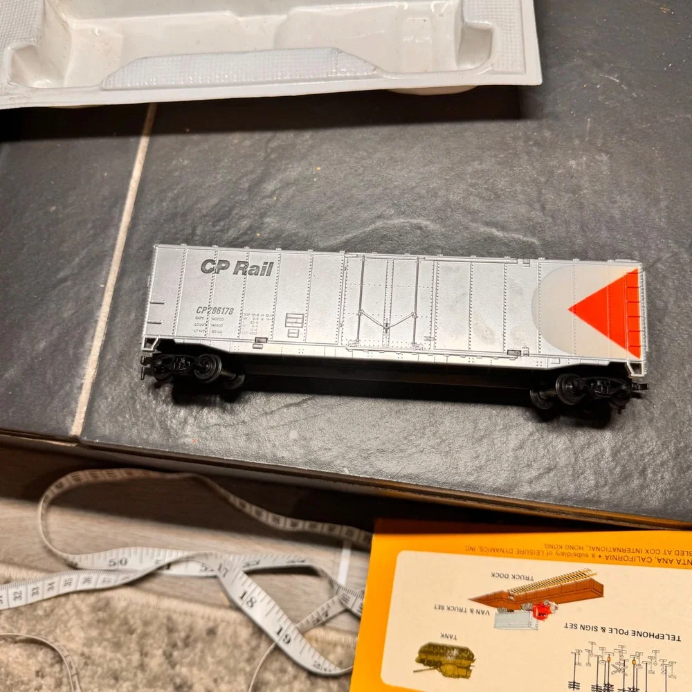 Vintage 70s Cox HO Scale Electric Trains CP Rail Box Car CP 355178 Silver Red‎
